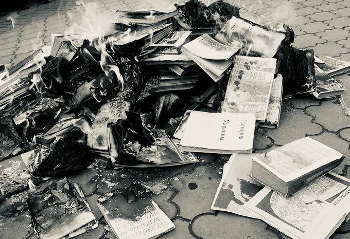 У Запорізькій області окупанти спалюють в котельнях українські книжки