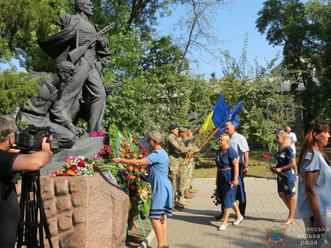 Возложение цветов на братскую могилу десантников в Бердянске, фото-3 Возложение цветов на братскую могилу десантников в Бердянске, фото-3