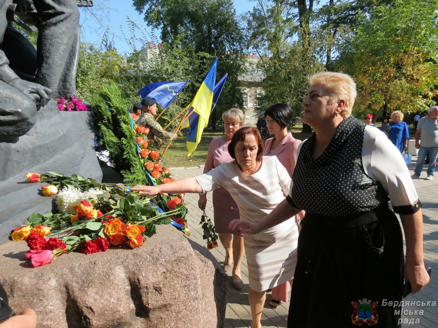 Возложение цветов на братскую могилу десантников в Бердянске, фото-6 Возложение цветов на братскую могилу десантников в Бердянске, фото-6