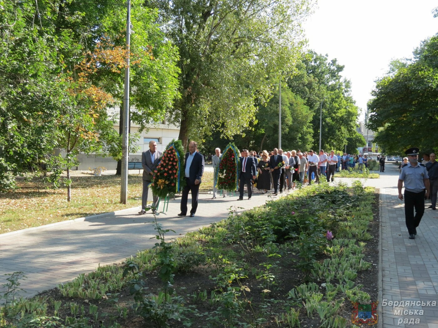 Возложение цветов на братскую могилу десантников в Бердянске, фото-11 Возложение цветов на братскую могилу десантников в Бердянске, фото-11