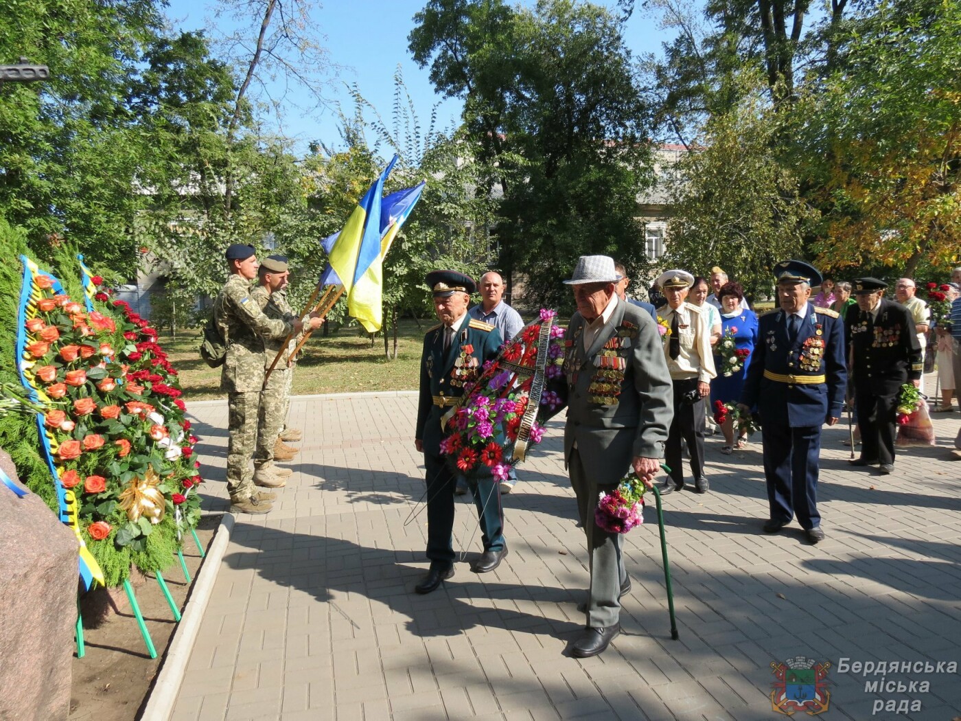 Возложение цветов на братскую могилу десантников в Бердянске, фото-1 Возложение цветов на братскую могилу десантников в Бердянске, фото-1