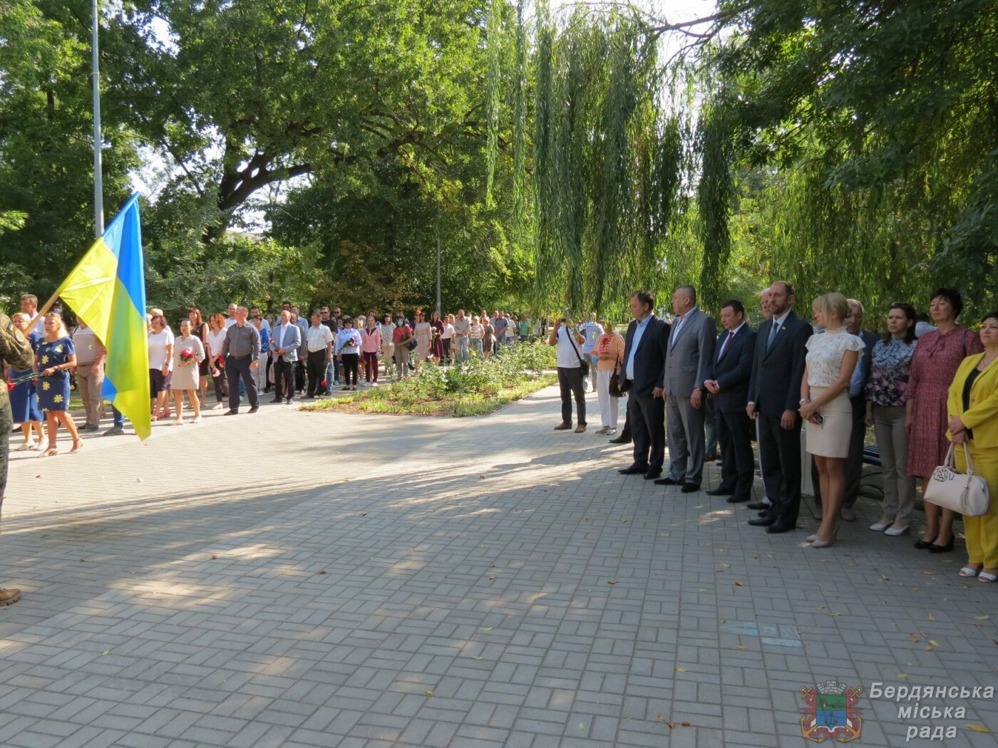 Возложение цветов на братскую могилу десантников в Бердянске, фото-4 Возложение цветов на братскую могилу десантников в Бердянске, фото-4
