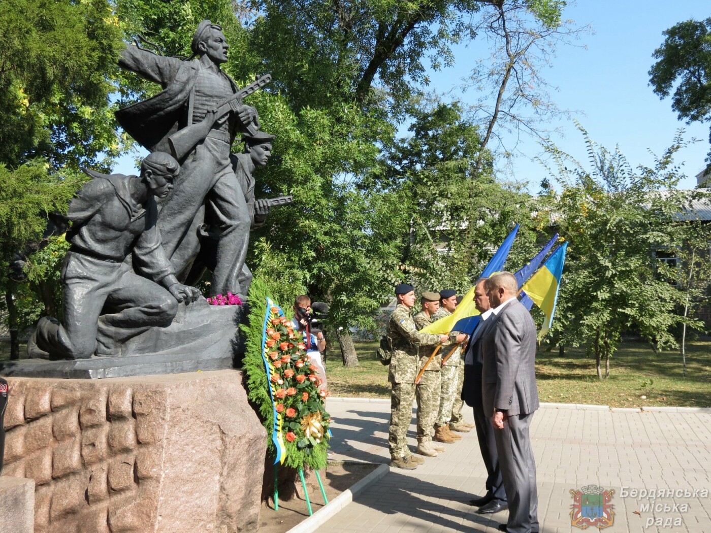 Возложение цветов на братскую могилу десантников в Бердянске, фото-10 Возложение цветов на братскую могилу десантников в Бердянске, фото-10