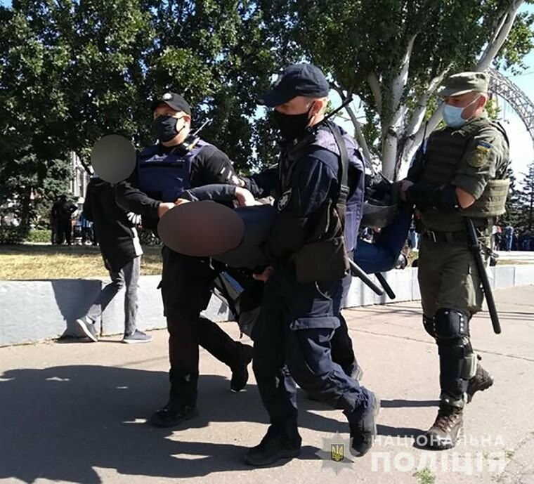ЛГБТ-парад в Запорожье не обошелся без происшествий, фото-4 ЛГБТ-парад в Запорожье не обошелся без происшествий, фото-4