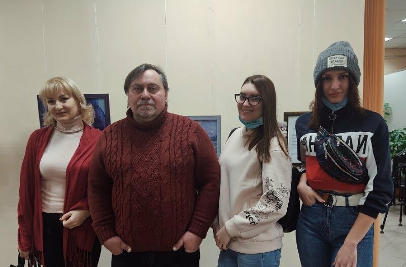 Коллектив редакции сайта 06153 поздравил  Сергея Недступа с его первой выставкой.