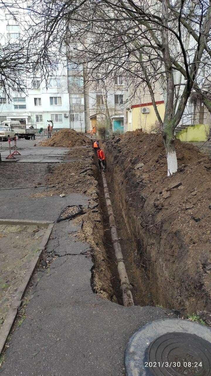 В Бердянске на улице Довганюка меняют сеть канализации за счет абонентов (ФОТО), фото-1