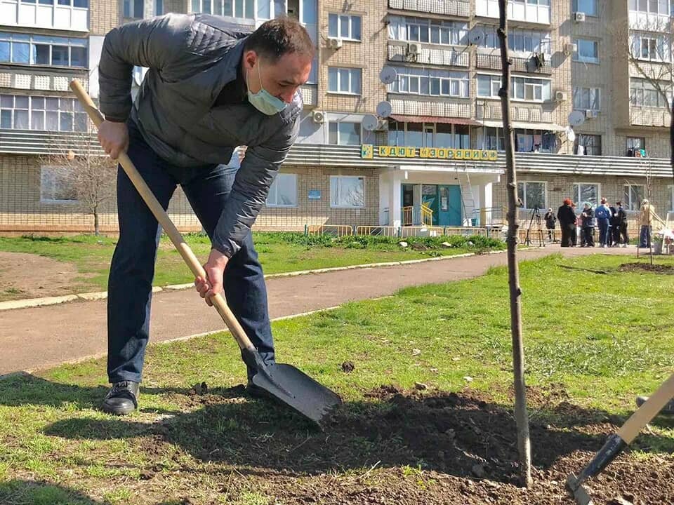 Кто больше: в Бердянске мэр и секретарь горсовета наперегонки сажают деревья, фото-4