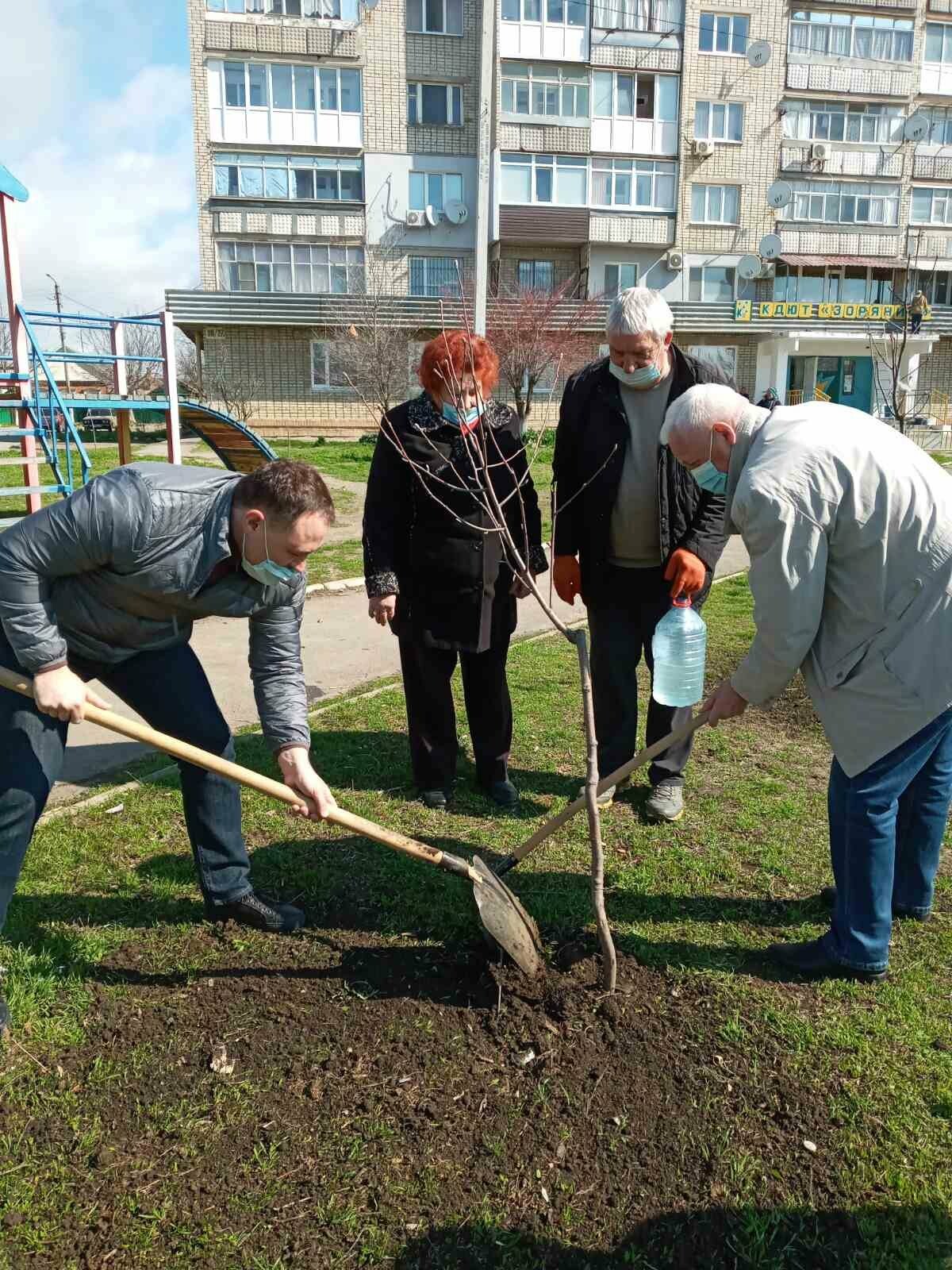 Кто больше: в Бердянске мэр и секретарь горсовета наперегонки сажают деревья, фото-5