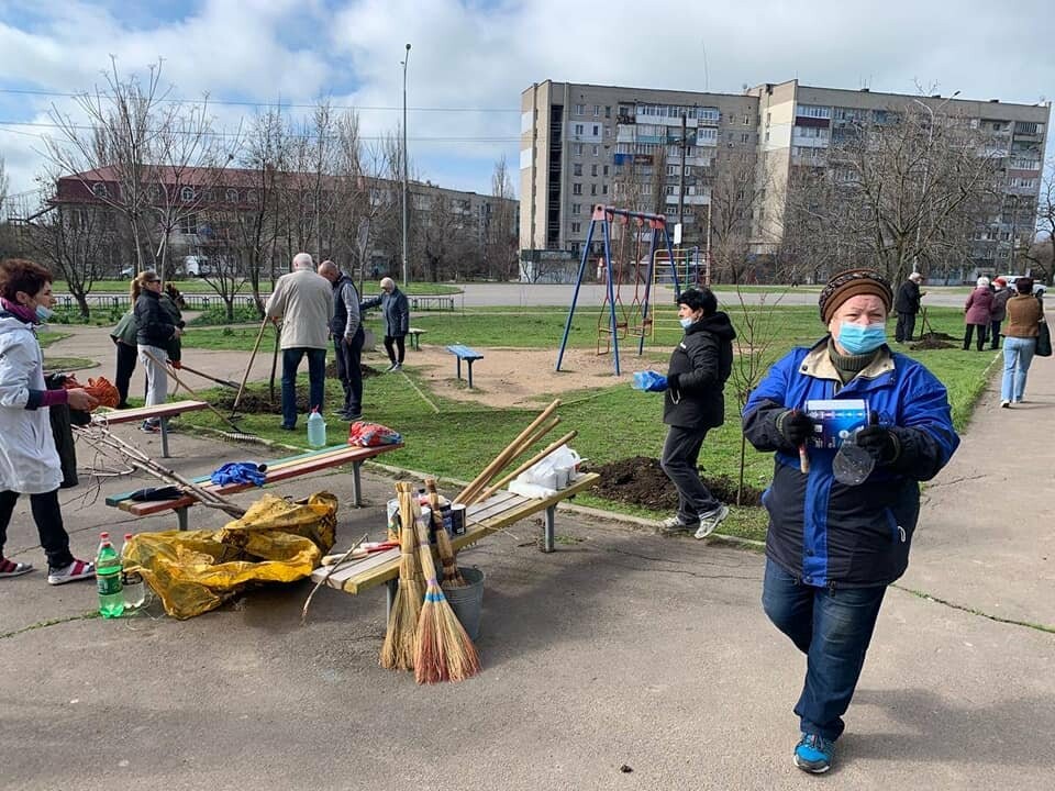 Кто больше: в Бердянске мэр и секретарь горсовета наперегонки сажают деревья, фото-6