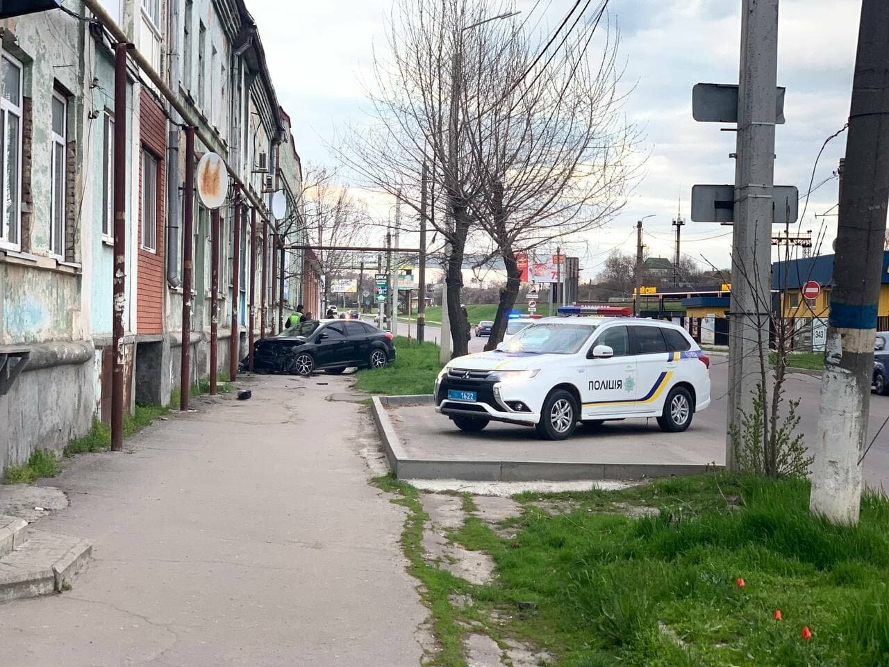 В Бердянске иномарка "въехала" в стену дома, чудом не задев газовую опору , фото-1