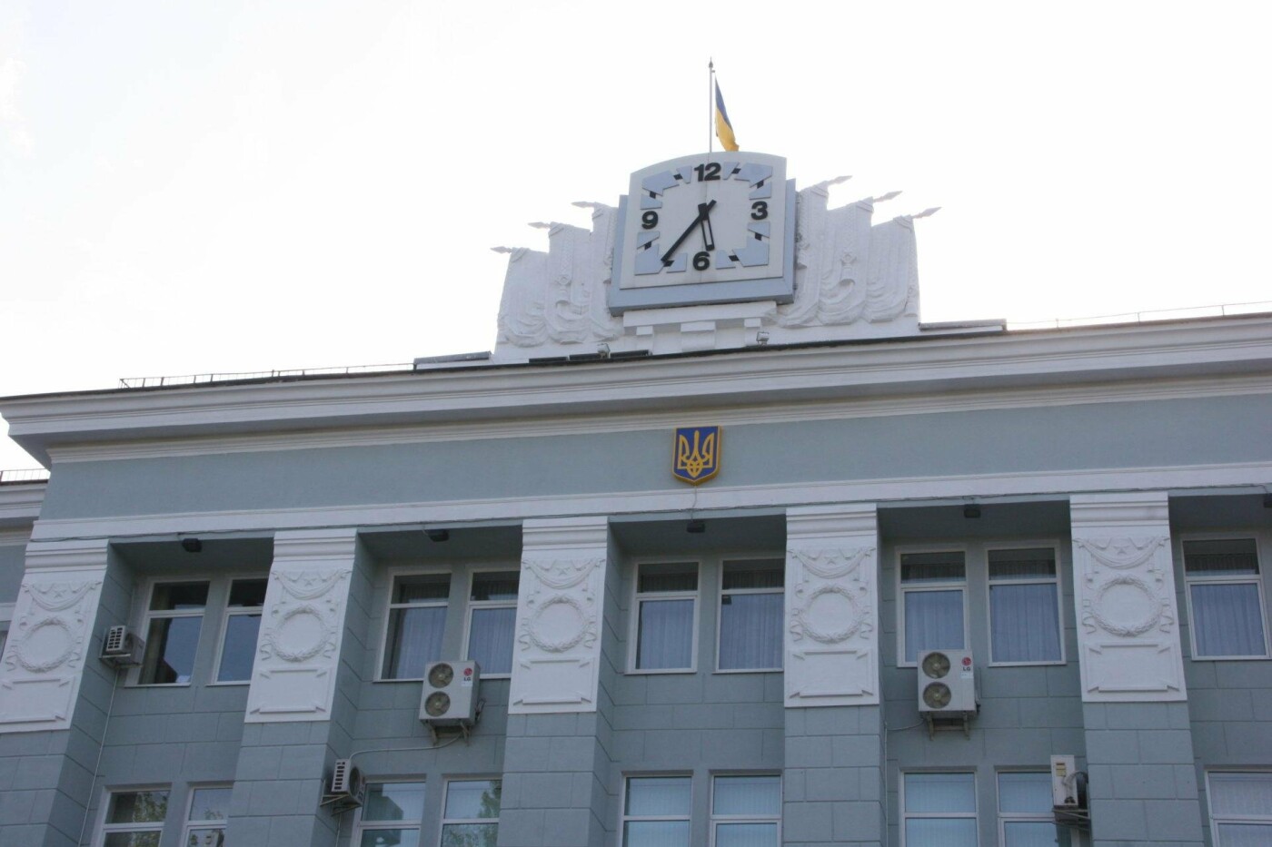 Главные часы Бердянска вышли из строя