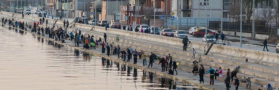 Бердянская рыбалка. На пятой минуте интересный способ привлечь вним... Бердянская рыбалка. На пятой минуте интересный способ привлечь внимание с берега