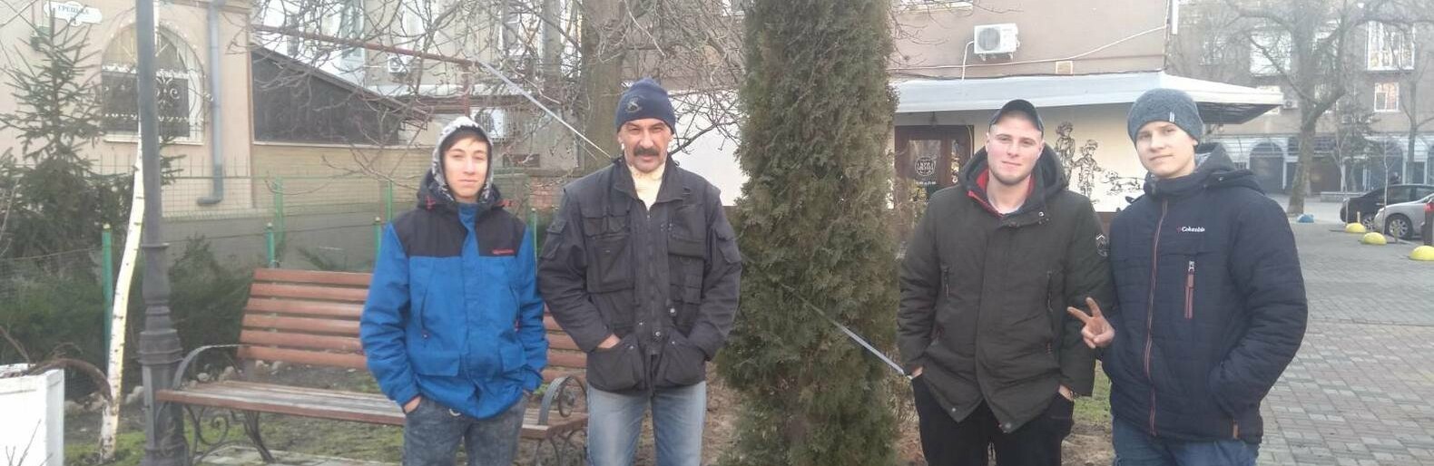 У Бердянську в сквері Героїв Небесної Сотні з`явилась 7-річна туя,... У Бердянську в сквері Героїв Небесної Сотні з`явилась 7-річна туя, - ФОТО, Дмитрий Сидор
