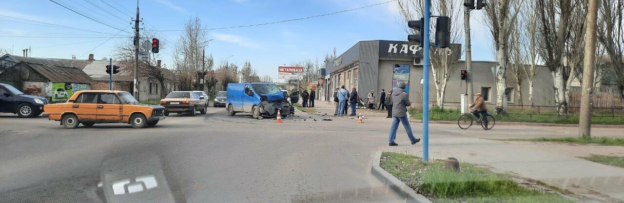 Непостановочное ДТП: в Бердянске байкеры перелетели через микроавтобус