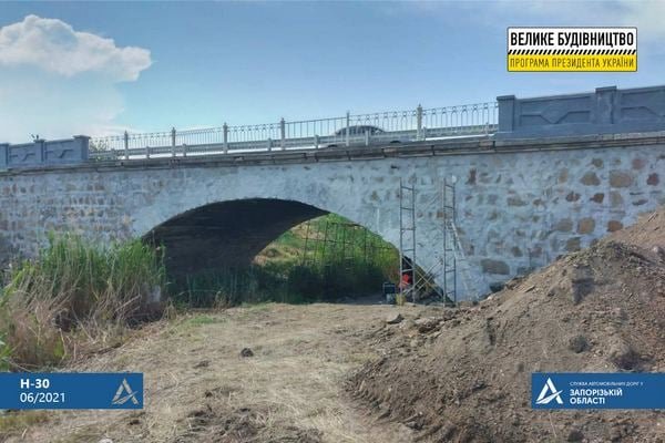 В селе Азовском ремонтируют мост через р. Куцая Бердянка