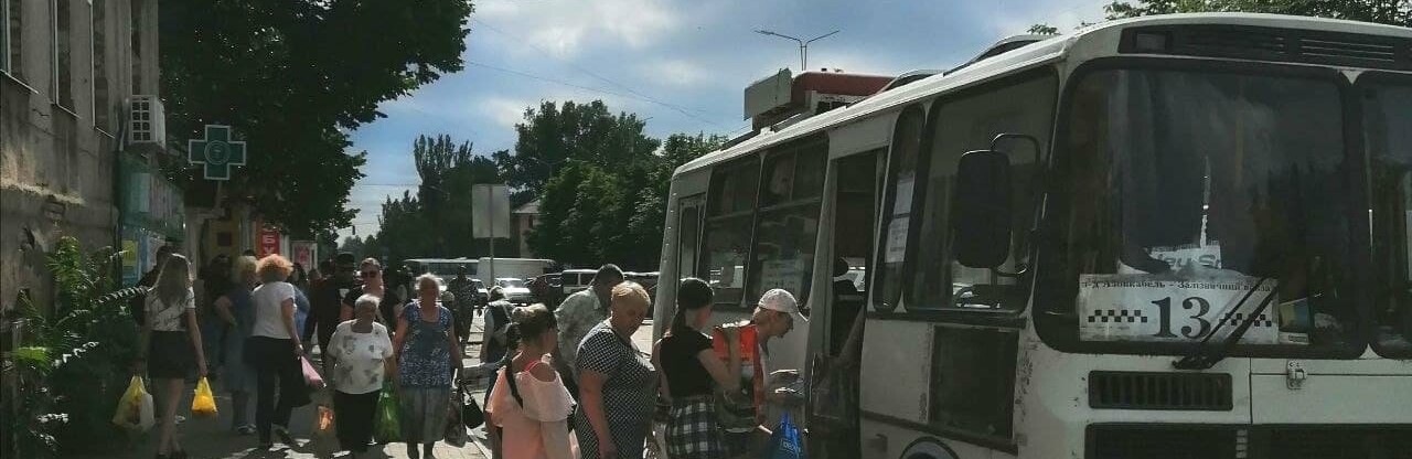 В Бердянске демонтировали остановку возле универмага «Южный»