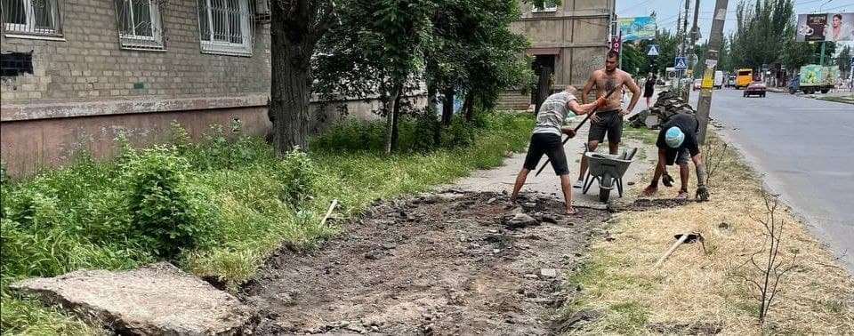 Тротуар на Западном проспекте Бердянска выкладывают плиткой