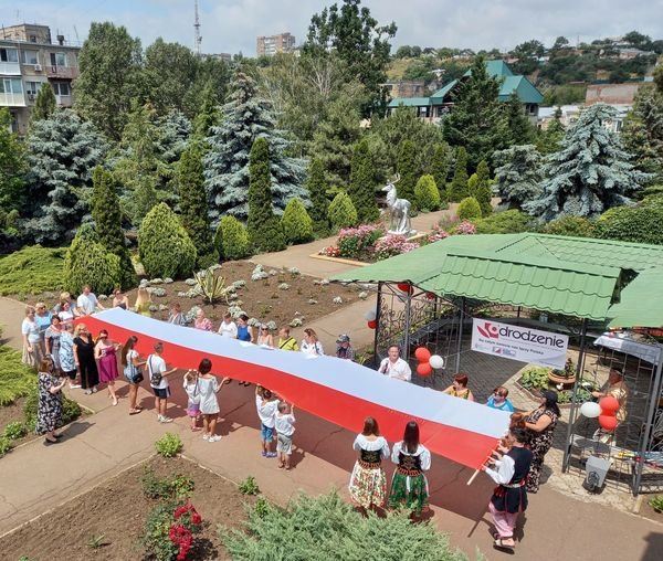 В Бердянске на «Польском пикнике» развернули десятиметровый флаг Польши