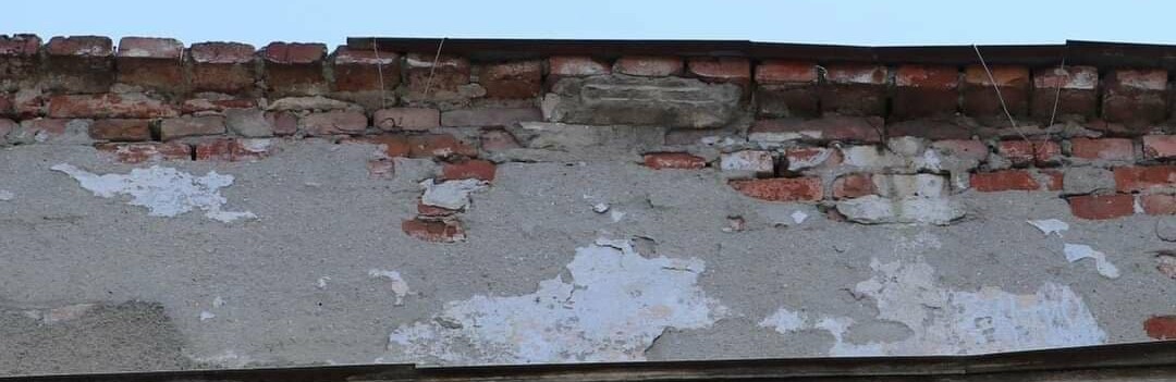 С фасада бердянского дома по проспекту Труда падали камни