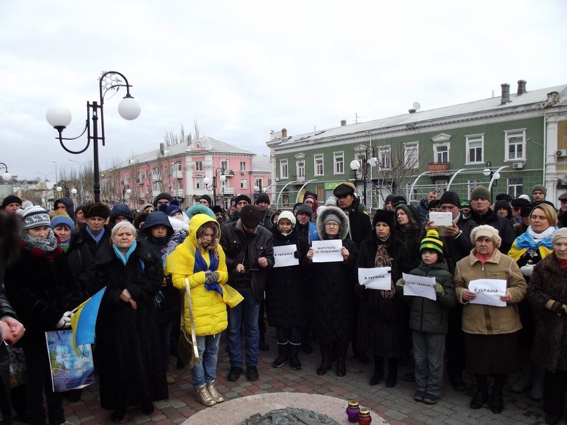 В Бердянске прошел митинг в поддержку пострадавшему Мариуполю (фото) - фото 1