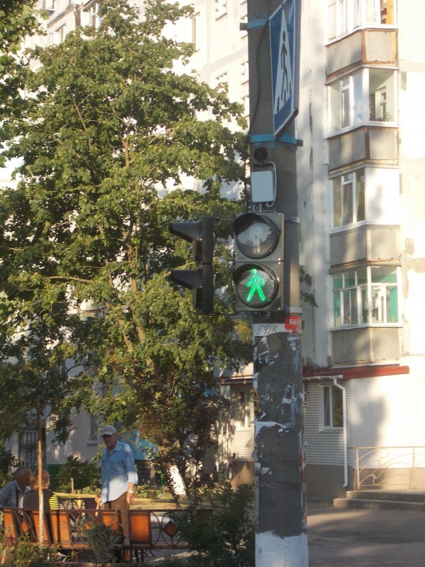 В Бердянске продолжают устанавливать звуковые устройства на светофорах (фото) - фото 1