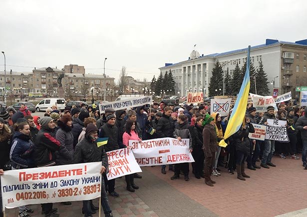 В Бердянске 3 марта на площади у ГДК протестовали коллективы заведений профтехобразования (фото) - фото 2