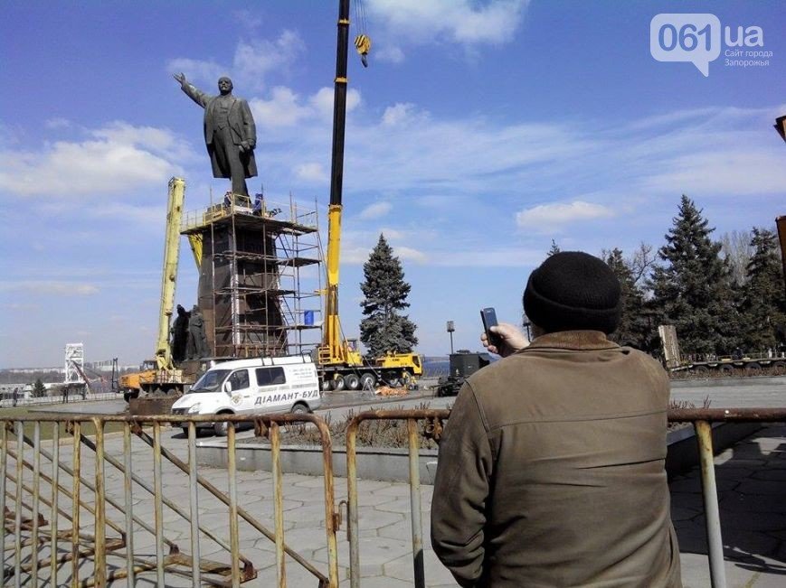 В Запорожье продолжается снос памятника Ленину (фото) - фото 10