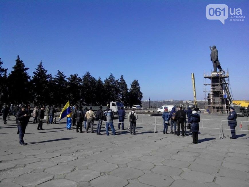 В Запорожье продолжается снос памятника Ленину (фото) - фото 3