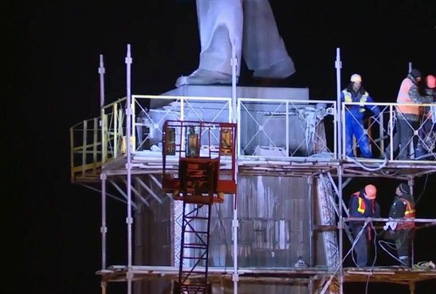 Утром 17 марта памятник Ленин в Запорожье продолжал стоять (фото) - фото 2